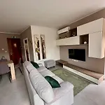 Dome Penthouse 아파트 모스타